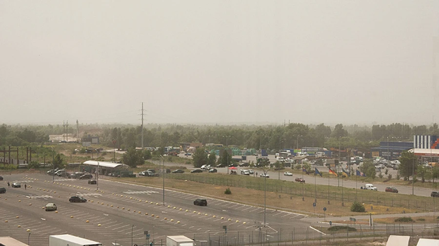 Синоптики рассказали, когда «пылевая буря» покинет Киев 