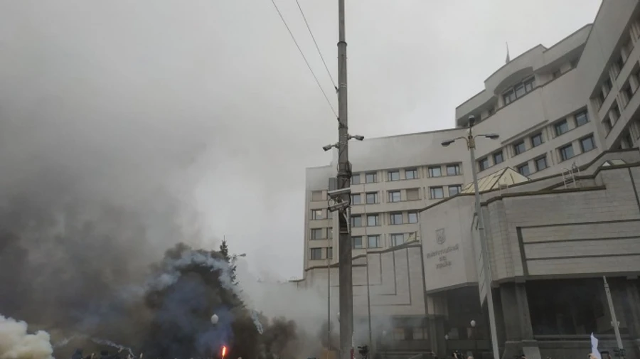 КС замовив грати на вікна і двері після закидування шашками і презервативами 