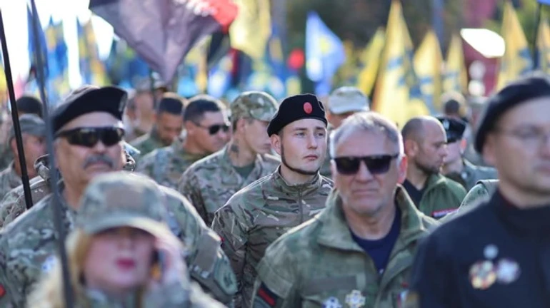 Учасники маршу на честь Дня захисників прийшли під ОП і оголосили вимоги