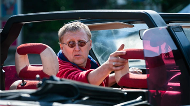 Піджак малиновий, барсетку наручниками пристебну, щоб не зірвали. Історія слюсаря з Харкова, який відтворює 90-ті