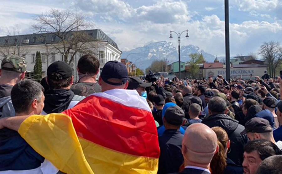 В РФ более тысячи людей протестуют против карантина, есть задержанные