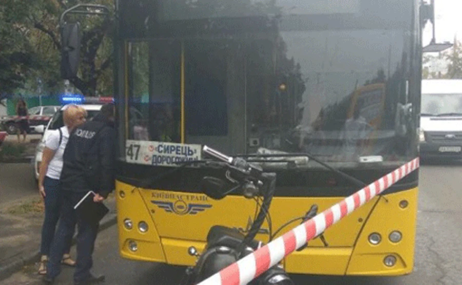 Не поділили дорогу: у Києві мотоцикліст стріляв у водія автобуса