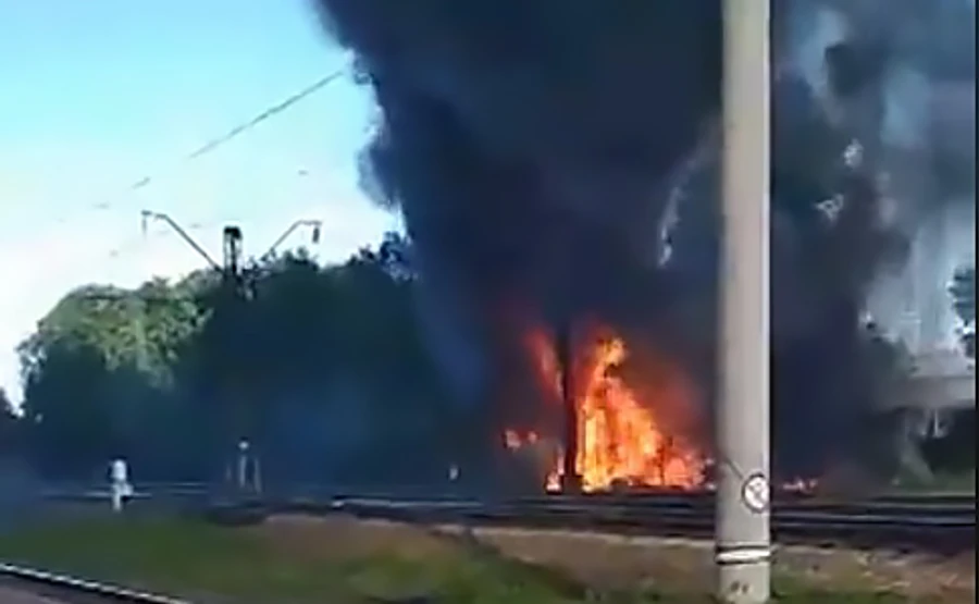 В Вишневом горит склад с вторсырьем