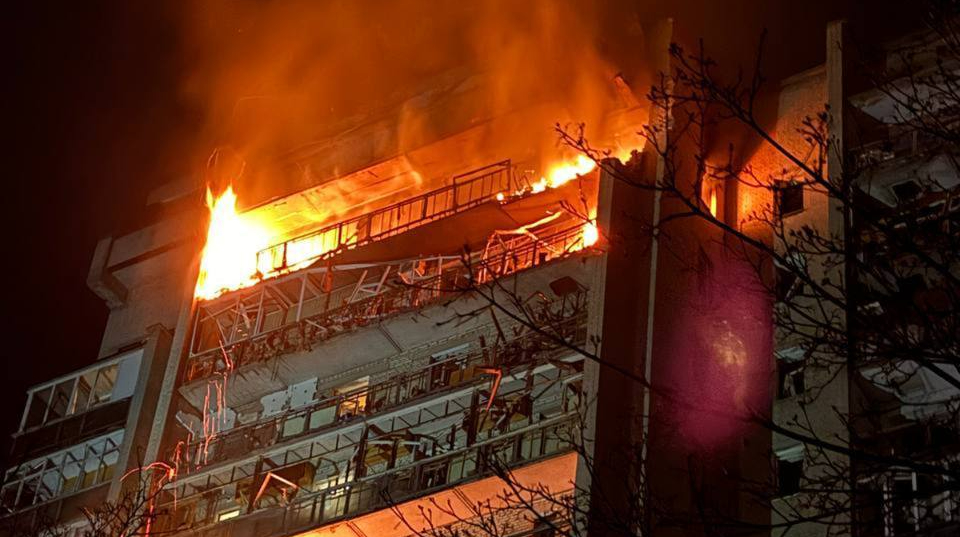 Ворог атакував Суми: у центрі горить багатоповерхівка