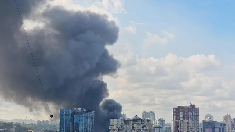 У Києві дрон упав на магазин, в районі вокзалу – сильний дим