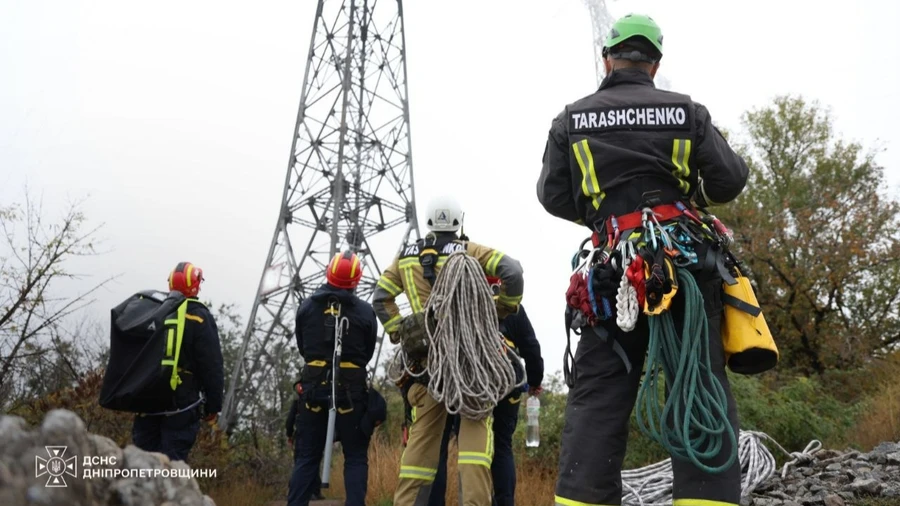 На Дніпропетровщині фахівці вилучили з ЛЕП бойову частину безпілотника