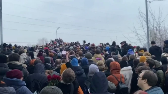 Нет войне и Украинцы хорошие люди: россияне на похоронах Навального выкрикивали антивоенные лозунги