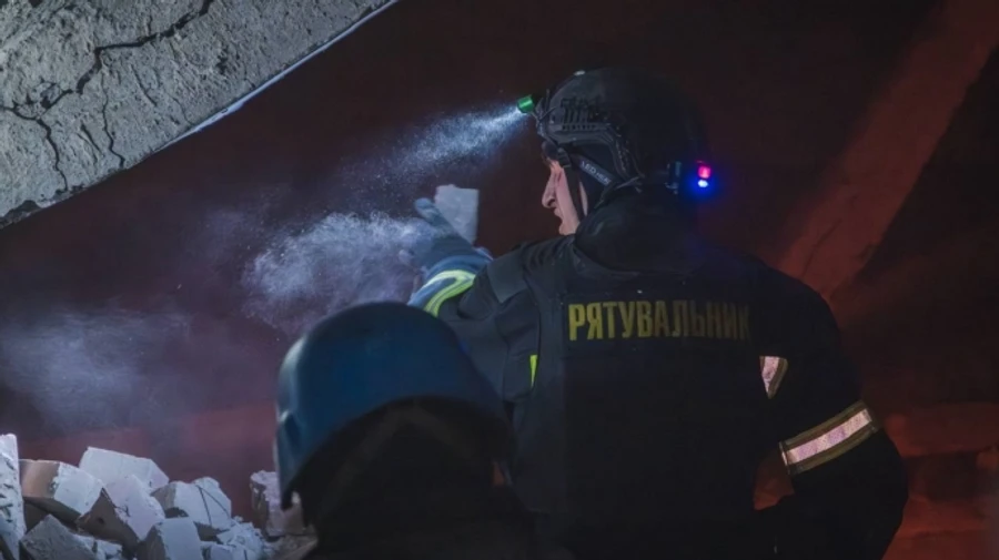 У Дніпрі Шахед влучив у багатоповерхівку: є постраждалі, під завалами люди