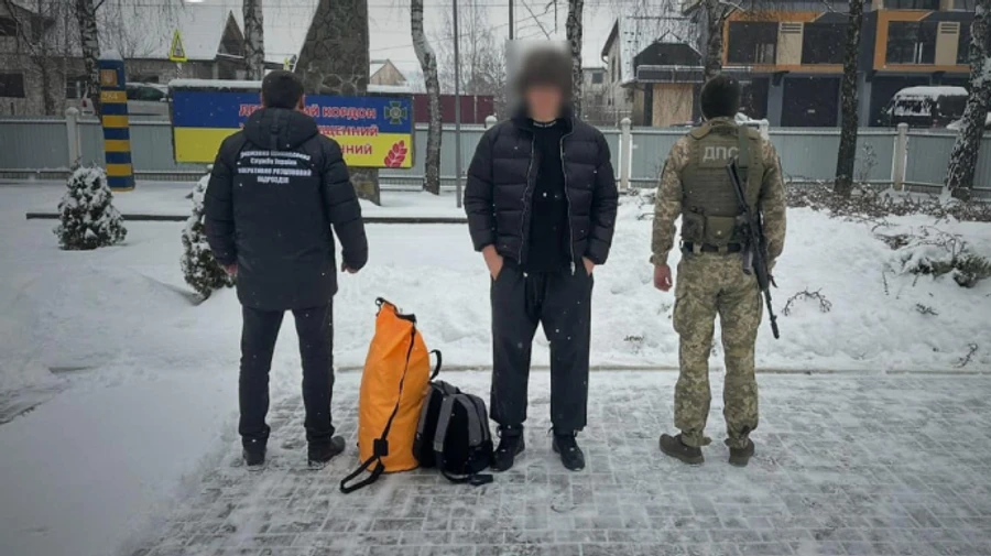 Прикордонники врятували життя чоловіку, який плив через Тису за кордон