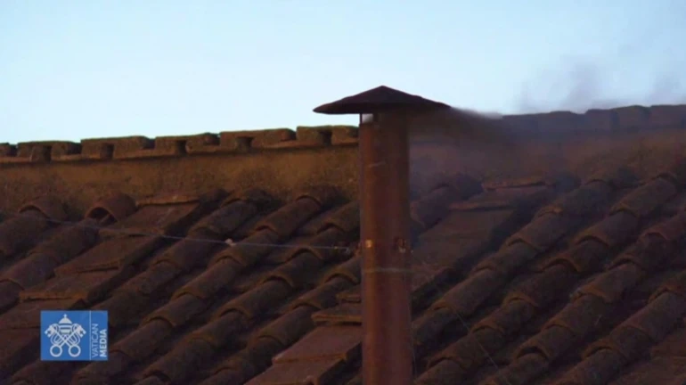 Конклав в первый день голосования не избрал нового Папу 