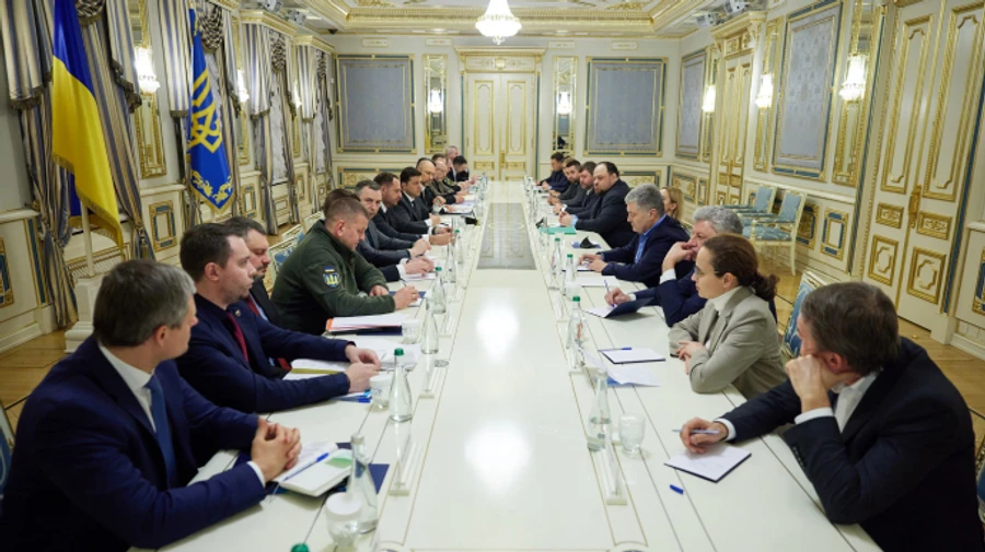 Зеленський з головами фракцій думали над запровадженням надзвичайного стану