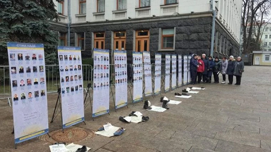 Родичі зниклих безвісти на Донбасі влаштували біля ОП акцію
