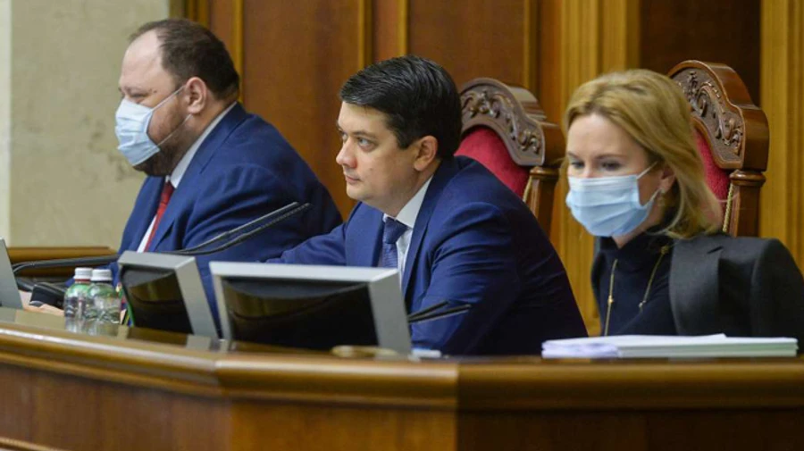 Рада взялась за закон, который позволит наказывать сбежавших за границу преступников