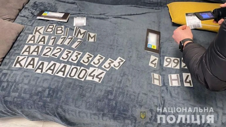 Наноплівки для прикриття номерних знаків: поліція викрила шахрая