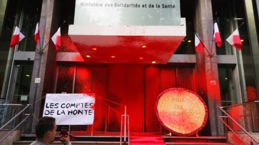 Протестующие во Франции залили Минздрав красной краской