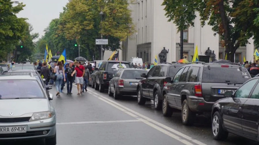 Євробляхери прийшли під Кабмін: вимагають доступного розмитнення