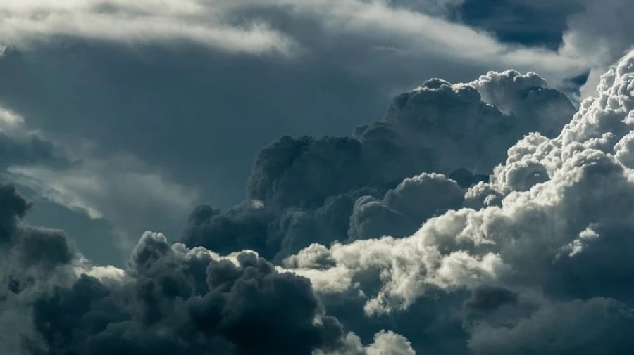 Синоптик показала холодный фронт, который несет в Украину дожди