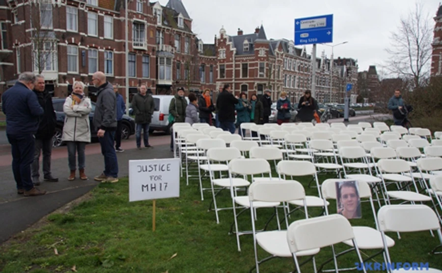 Напередодні суду щодо МН17 родичі загиблих влаштували мовчазну акцію