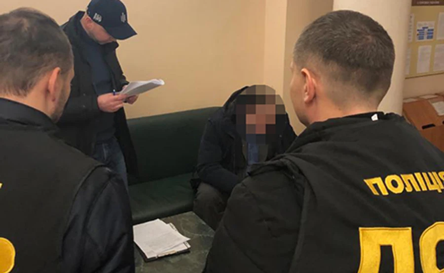 ГБР поймало на взятке чиновника Кабмина