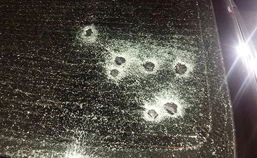 В Херсоне обстреляли машину помощника нардепа: 2 раненых 