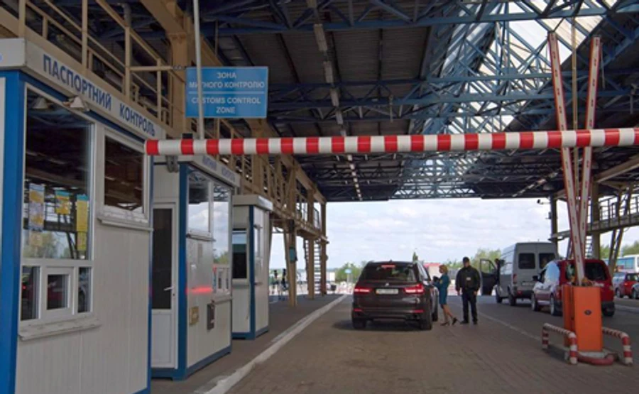 Біля Краковця затори: збоїть база даних митників