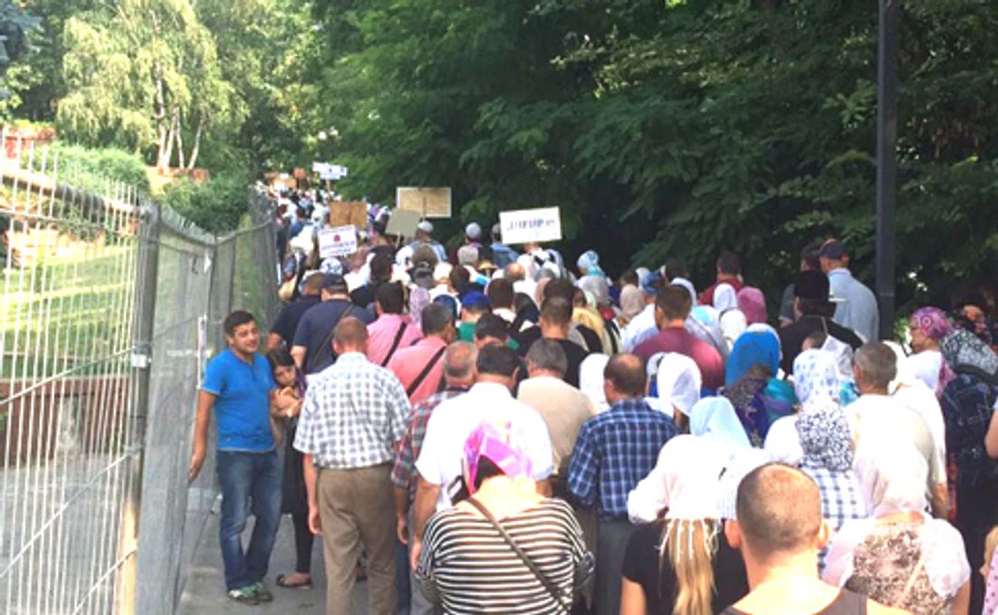 Учасників хресної ходи звозять на Володимирську гірку автобусами