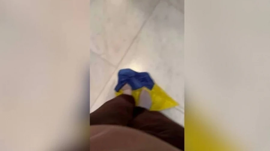 Полиция установила участников инцидента, где молодой человек стал ногами на флаг Украины