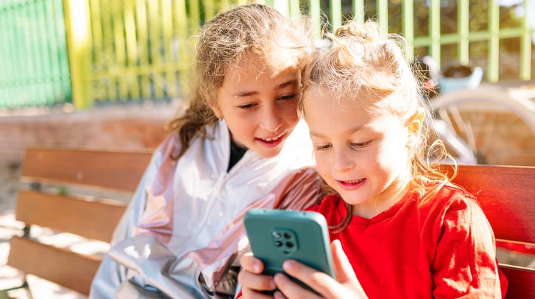Вчені розповіли, як використання соцмереж може шкодити нейророзвитку дітей