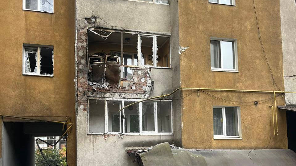 Окупанти атакували Хмельницький: дрон пошкодив житловий будинок
