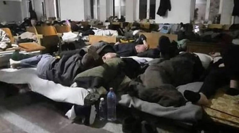 У будь-який момент їх можуть списати: як виживають полонені чоловіки у фільтраційному таборі