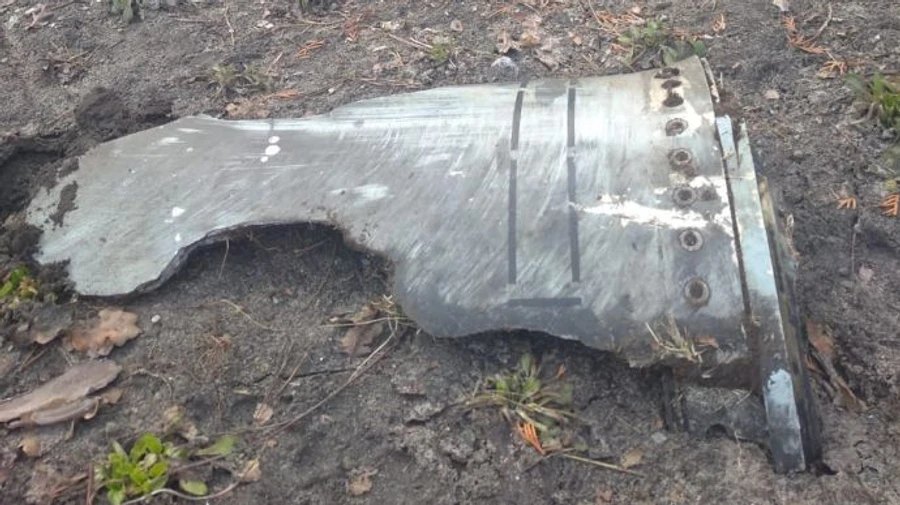 На подвір’я президентської дачі впав уламок ракети. Зеленський віджартувався