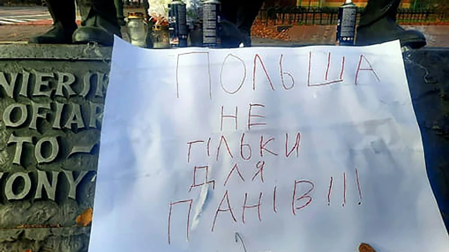 Польща: невідомі розфарбували пам’ятник Пілсудському в українські кольори