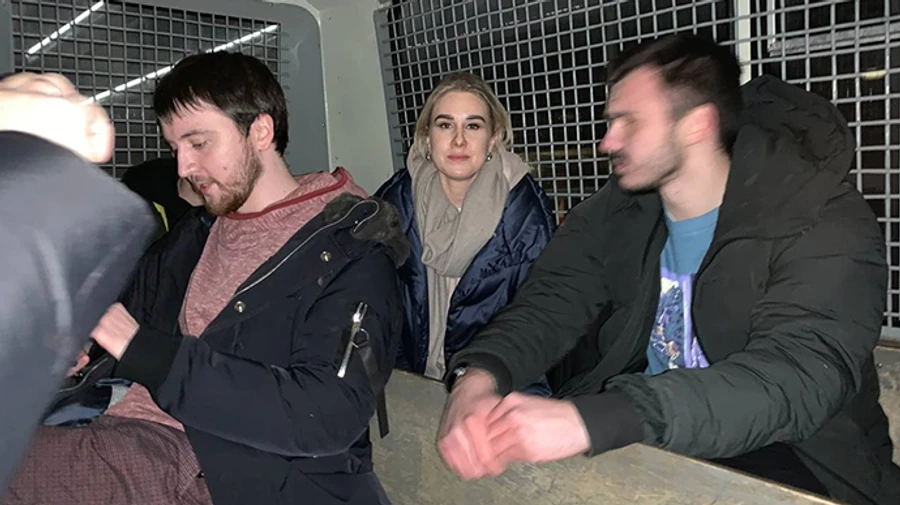 В аэропорту Москвы задержали соратников Навального и журналистов