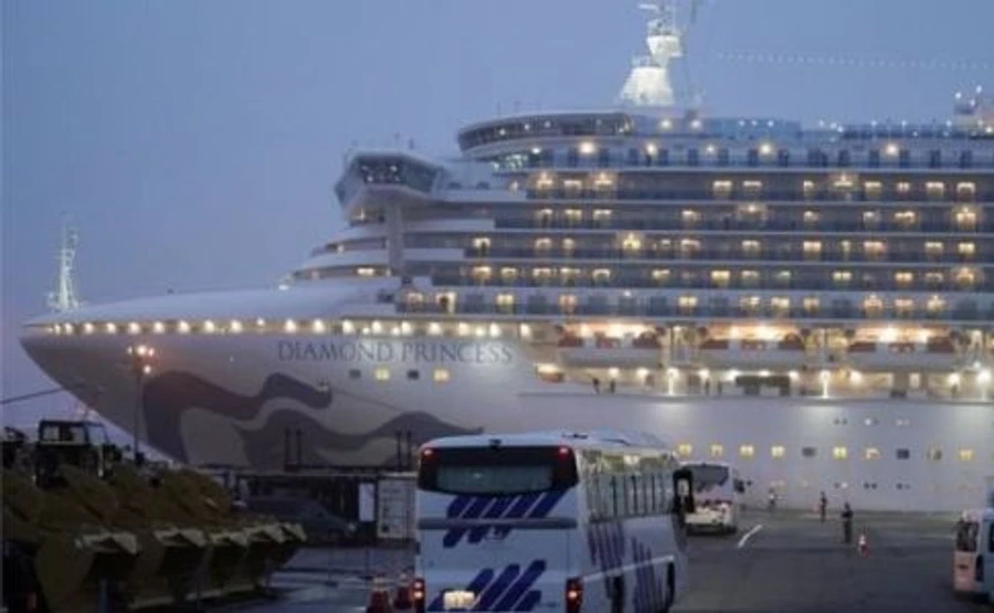 Первые пассажиры с охваченного коронавирусом лайнера сошли в Японии