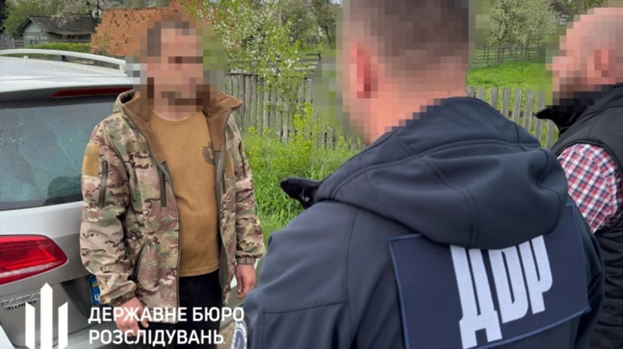 ДБР: Правоохоронець зі спільником за 5,5 тис. доларів показував стежки до Румунії