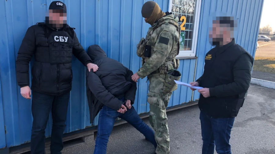 Вибивали неіснуючі борги: у Дніпрі знешкодили банду, яка тероризувала містян