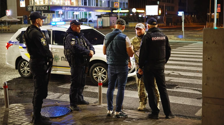 Поехали, воевальщик ты мой!. Как и кому вручают повестки на ночных улицах Киева