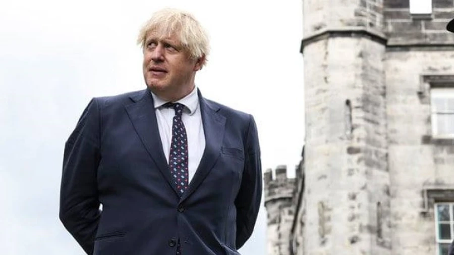 Джонсон игнорировал свои же советы по безопасности и вел переговоры с личного телефона - СМИ