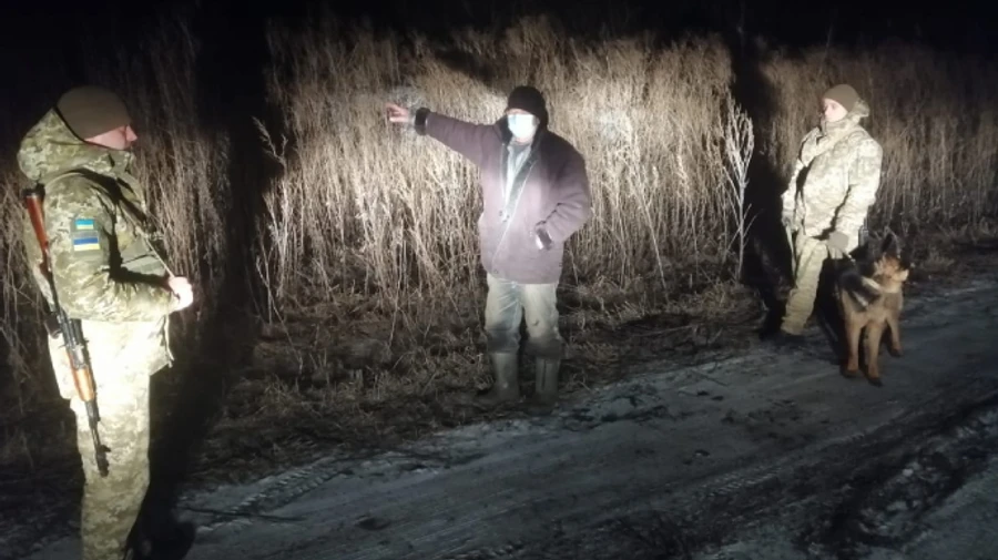 Українець повзком пробирався на Луганщину з РФ, але не сховався від розумної камери