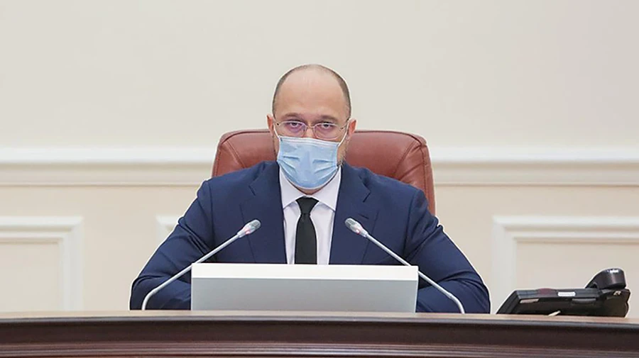 Кабмин поручил усилить контроль за контактами больных COVID-19