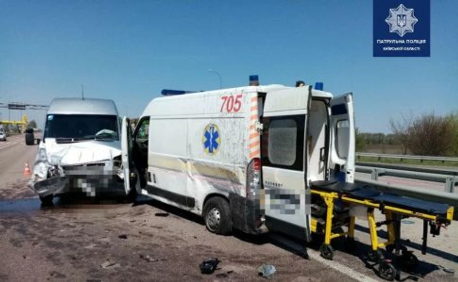 Швидка зі сп’янілим водієм без прав потрапила в ДТП під Києвом – поліція 