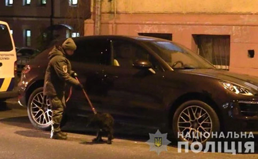 Прохожий задержал мужчину, который крепил подозрительный предмет на машину в Киеве