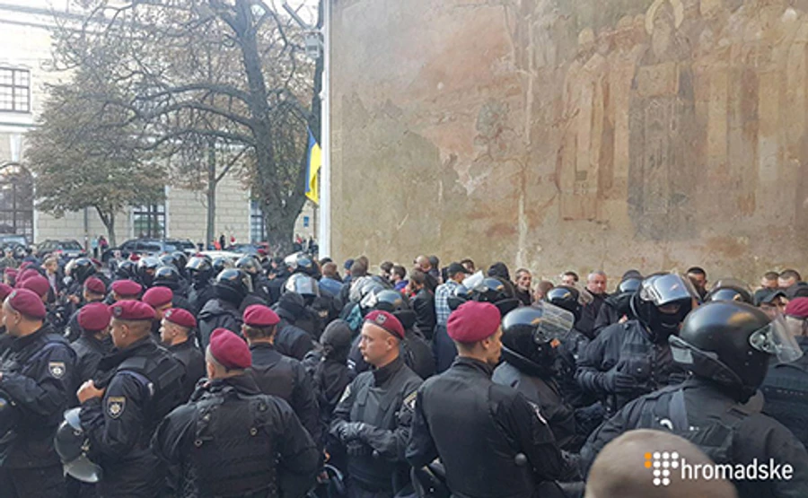 Сотню молодых людей из-под Лавры доставили в полицию для беседы