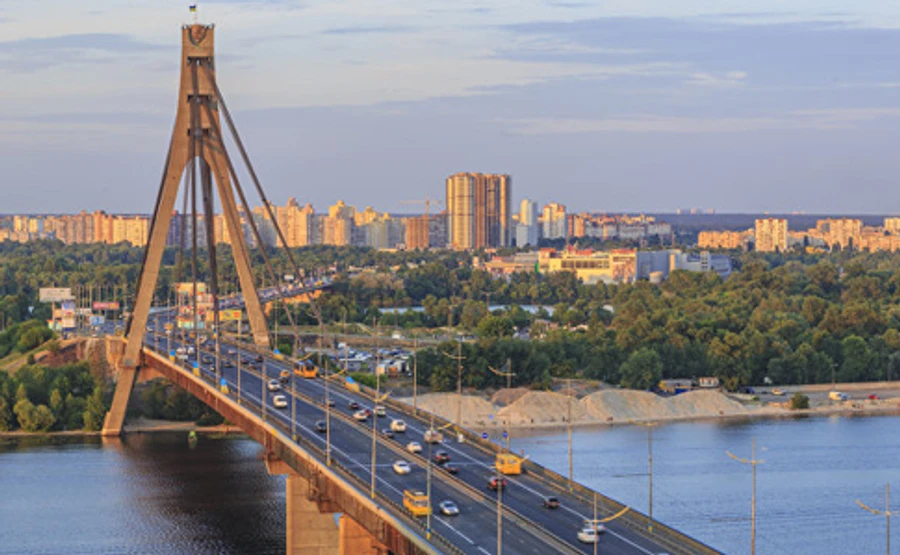 У Києві на вихідних частково обмежать рух мостом на лівий берег