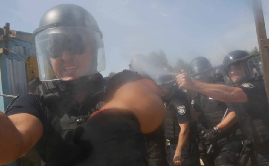 Сутички на Осокорках: Поліція застосувала газ до журналіста АР