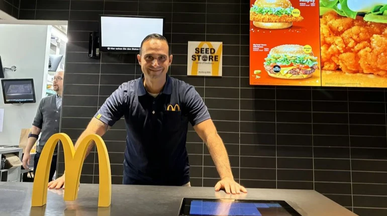 Бывший наставник Вердера и Герты устроился на работу в McDonald's