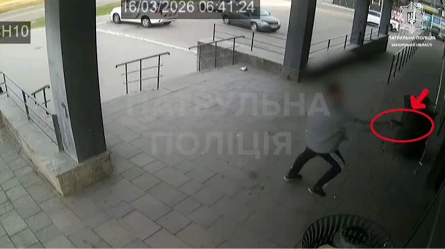 У Запоріжжі патрульний двічі вистрілив у чоловіка, який погрожував зброєю, – того згодом знайшли мертвим