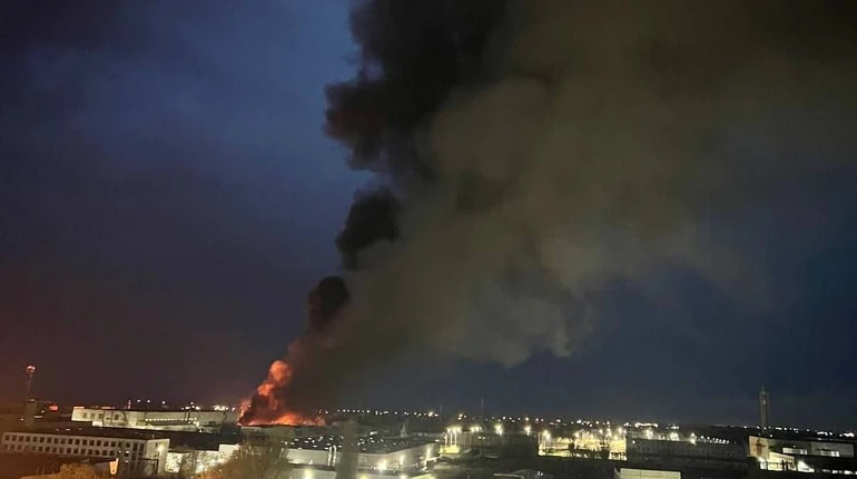 У російському Таганрозі після ракетного удару горить завод із виробництва БпЛА