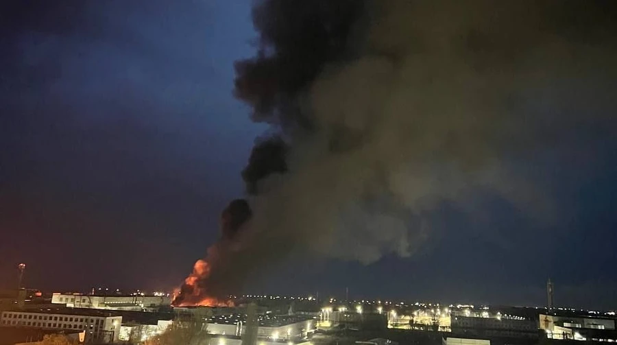 У російському Таганрозі після ракетного удару горить завод із виробництва БпЛА