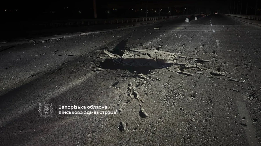 Россияне ударили по мосту в Запорожье: движение перекрыто, двое пострадавших